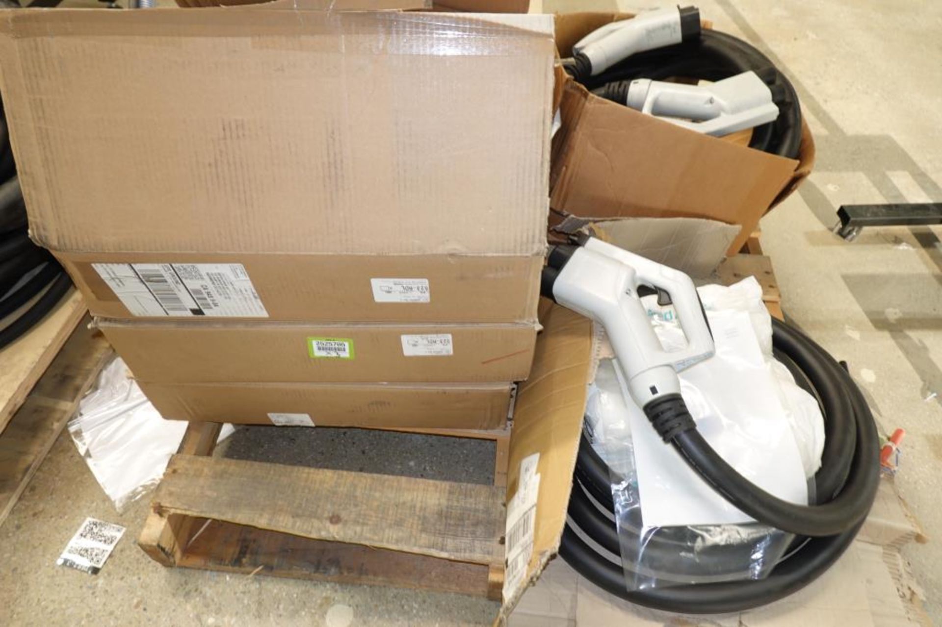 Assorted CCS-1 EV Connecters & Cables - Image 3 of 11