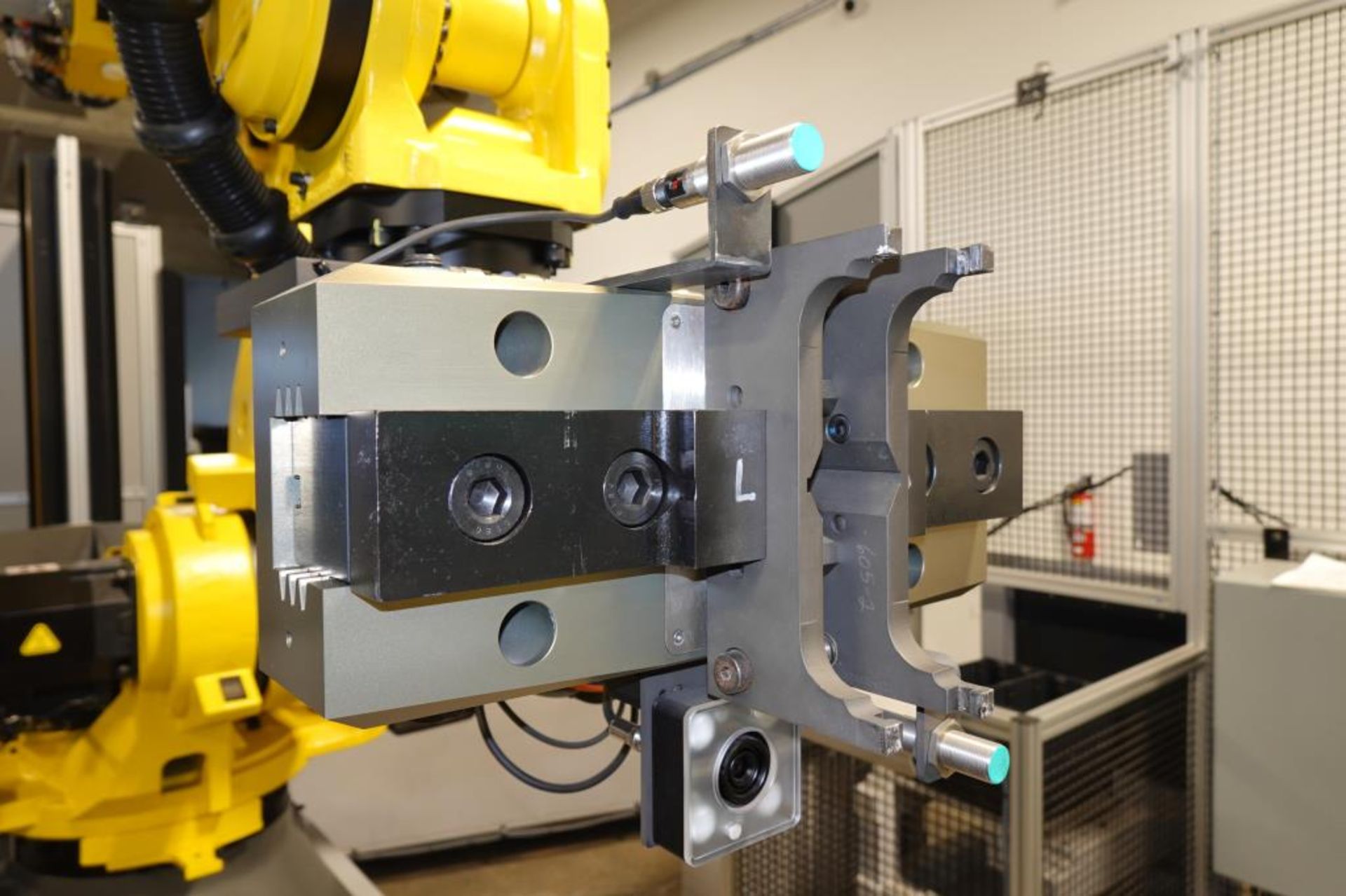Fanuc Robot Corporation Six-Axis Material - Image 9 of 16