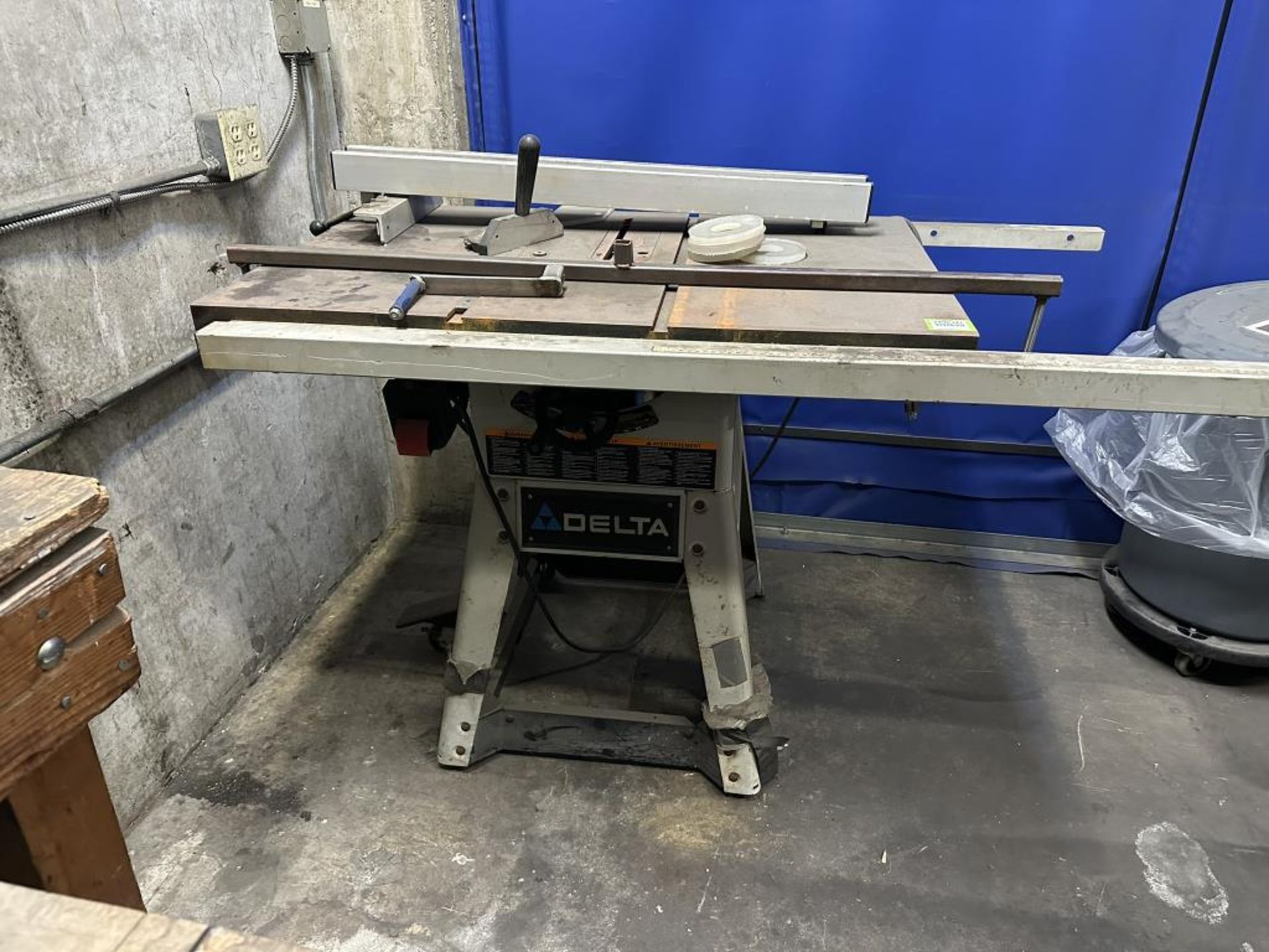 Delta 10" Left Tilt Contractors Saw - Image 2 of 5