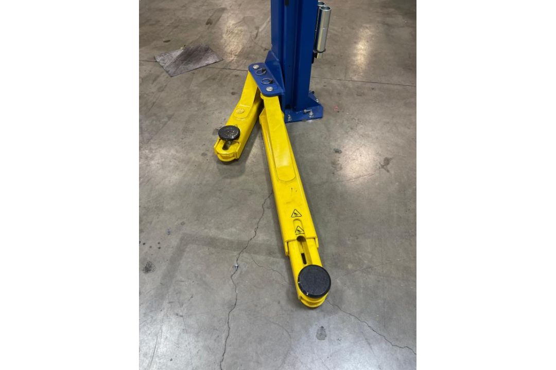 Rotary Two-Post Symmetrical Lift - Image 2 of 7