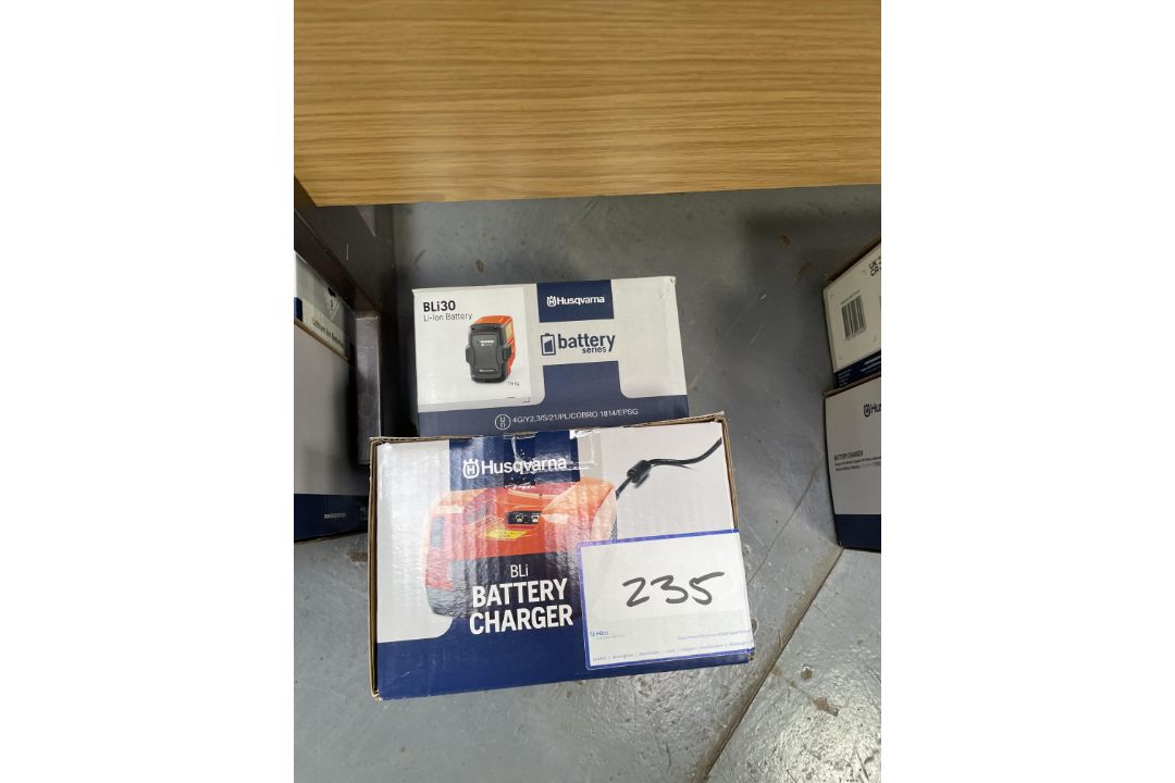 1: Husqvarna Bli Battery Charger with 1: BLi30 Battery (Boxed)