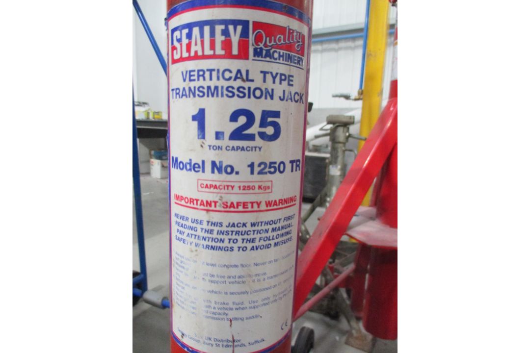 Sealey 1250TR Vertical Transmission Jack 1.25T capacity. 18% Buyers Premium will Apply - Image 2 of 2
