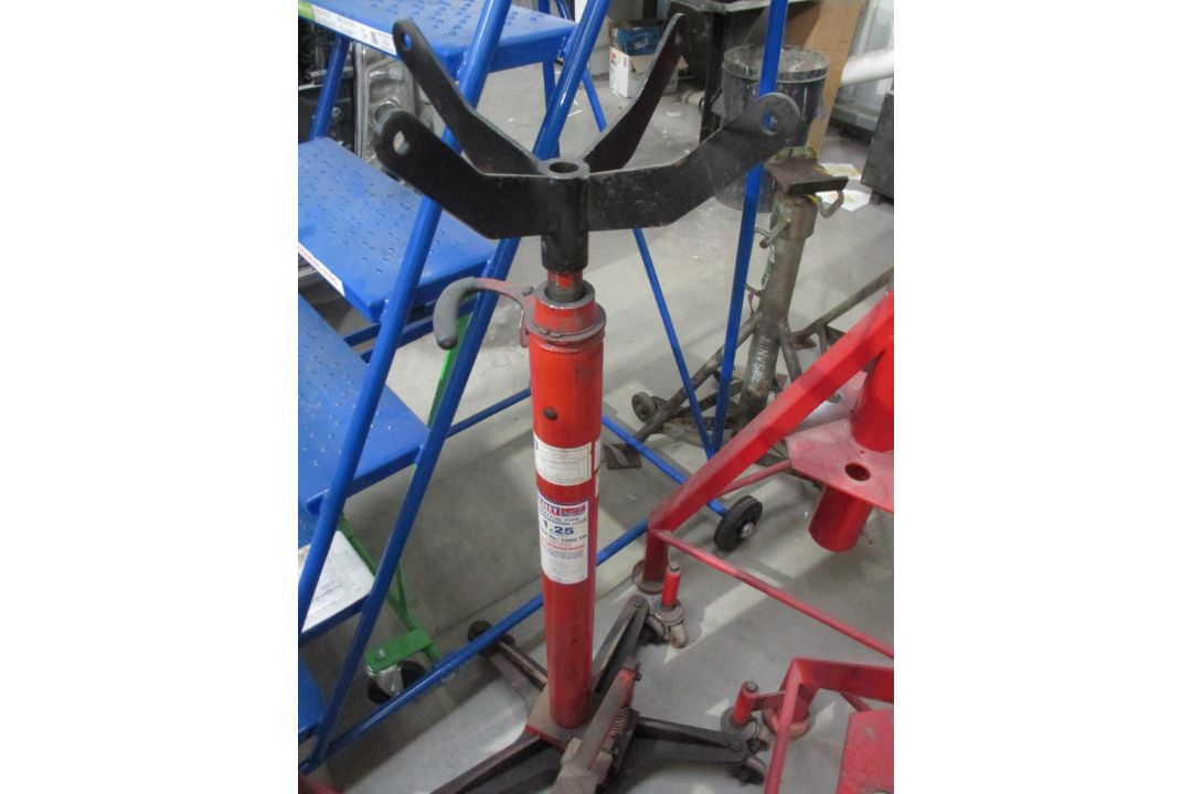 Sealey 1250TR Vertical Transmission Jack 1.25T capacity. 18% Buyers Premium will Apply - Image 1 of 2