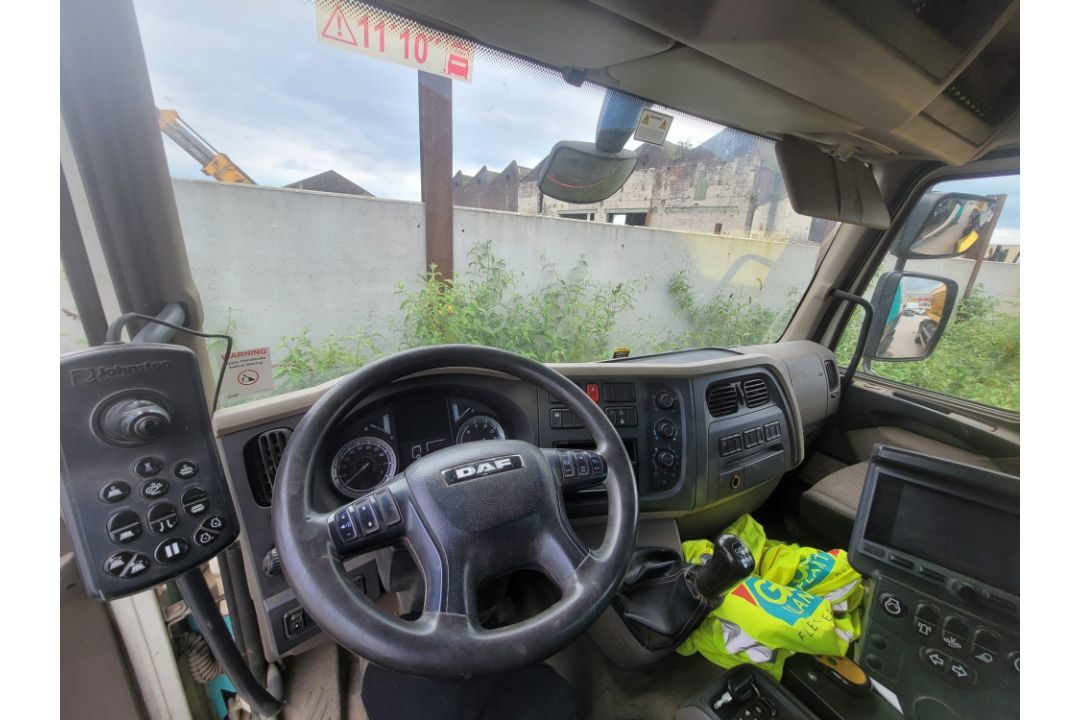 2015 DAF LF 220 FA 16T SWEEP Johnston VT651 - Truck Mounted Sweeper - Image 6 of 7