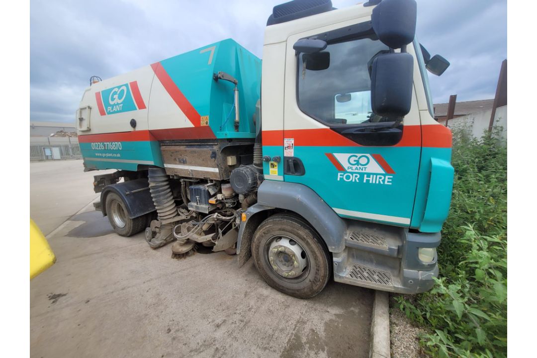 2015 DAF LF 220 FA 16T SWEEP Johnston VT651 - Truck Mounted Sweeper - Image 1 of 7
