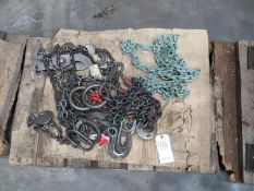 Pallet with lifting chains