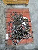 Pallet with lifting chains