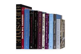 MIXED BOOKS - AT HOME WITH DESIGNERS AND TASTEMAKERS