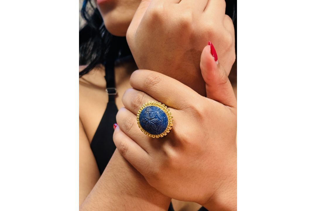 A CARVED LAPIS LAZULI CABOCHON REVIVAL STYLE RING - Image 4 of 4