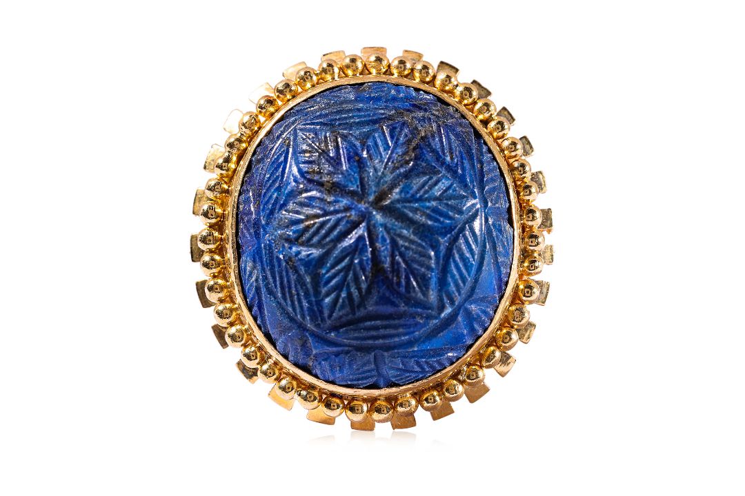 A CARVED LAPIS LAZULI CABOCHON REVIVAL STYLE RING - Image 2 of 4