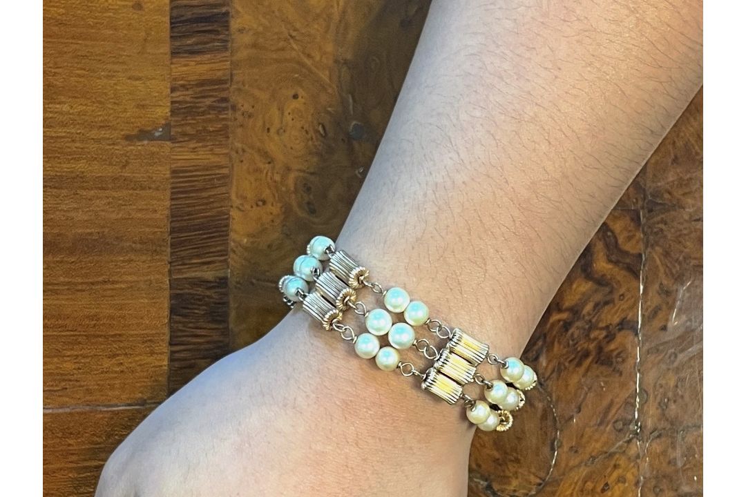A CULTURED PEARL THREE ROW GOLD BRACELET - Image 4 of 4