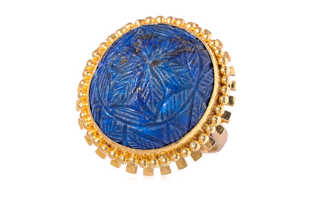 A CARVED LAPIS LAZULI CABOCHON REVIVAL STYLE RING - Image 1 of 4