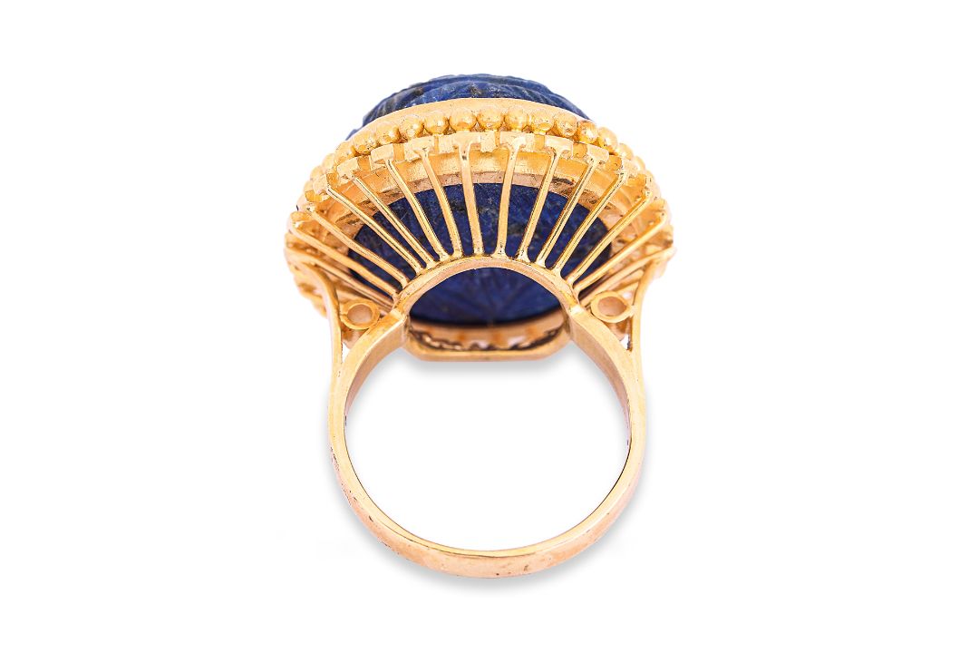 A CARVED LAPIS LAZULI CABOCHON REVIVAL STYLE RING - Image 3 of 4