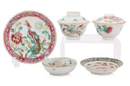 A GROUP OF ASSORTED FAMILLE ROSE PORCELAIN ITEMS