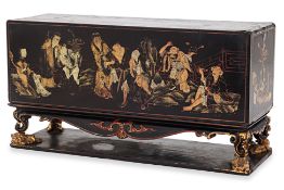 A CARVED GILT AND BLACK LACQUER CHANAB