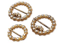 A GROUP OF THREE CIRCULAR INTAN KEROSANG BROOCHES