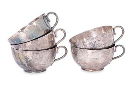 A SET OF FIVE ENGLISH EDWARDIAN SILVER TEA CUPS