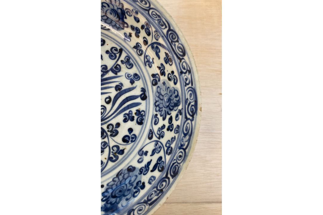 A BLUE AND WHITE PHOENIX DISH - Image 8 of 15