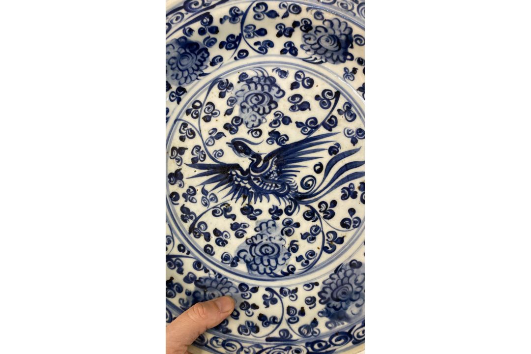 A BLUE AND WHITE PHOENIX DISH - Image 7 of 15