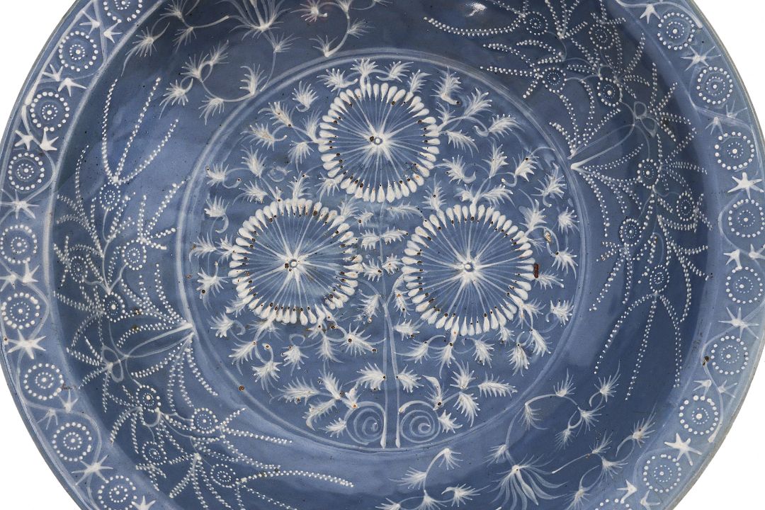 A LARGE SWATOW SLIP-DECORATED BLUE GROUND BOWL - Image 2 of 7