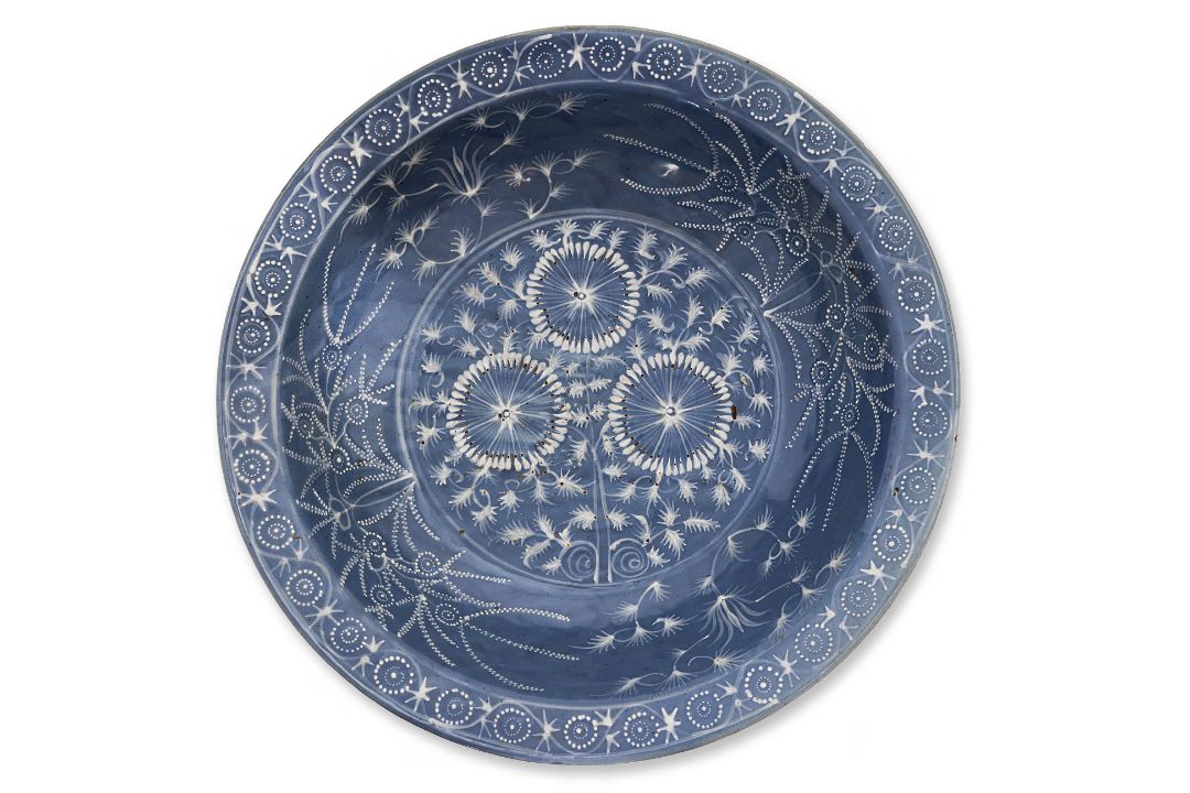 A LARGE SWATOW SLIP-DECORATED BLUE GROUND BOWL - Image 1 of 7