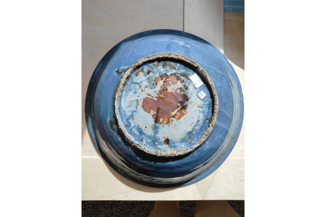 A LARGE SWATOW SLIP-DECORATED BLUE GROUND BOWL - Image 5 of 7