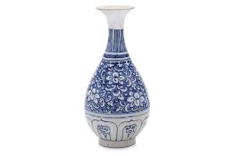 A VIETNAMESE BLUE AND WHITE PEAR SHAPED BOTTLE VASE