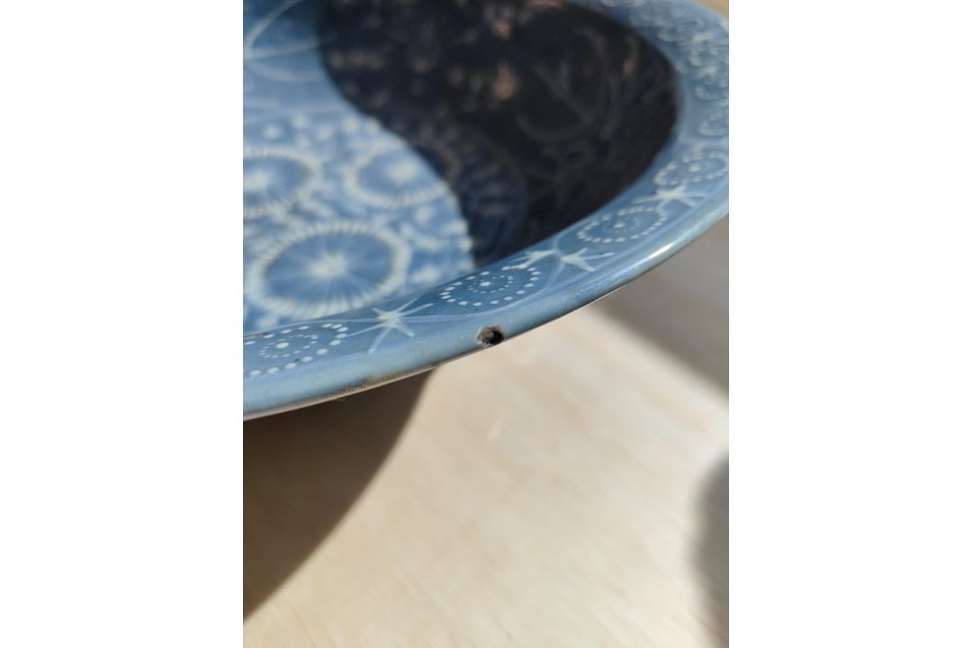 A LARGE SWATOW SLIP-DECORATED BLUE GROUND BOWL - Image 6 of 7