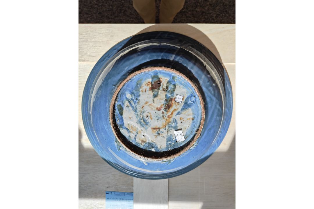 A LARGE SWATOW SLIP-DECORATED BLUE GROUND BOWL - Image 4 of 7