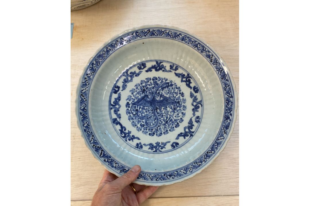 A BLUE AND WHITE PORCELAIN PHOENIX DISH - Image 5 of 13