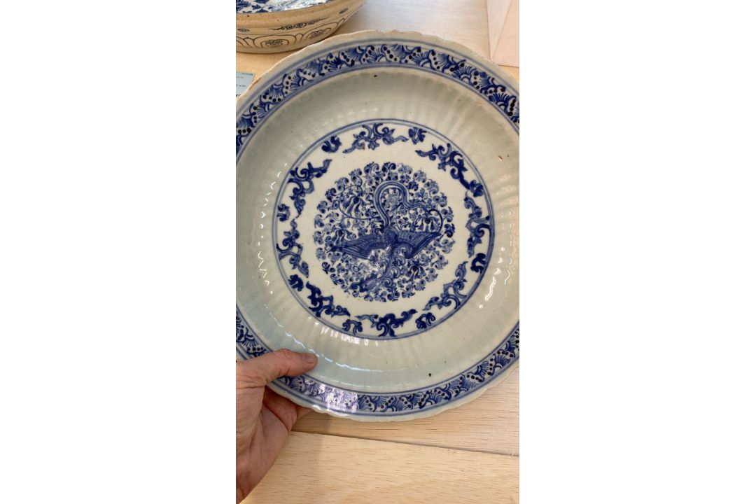A BLUE AND WHITE PORCELAIN PHOENIX DISH - Image 4 of 13