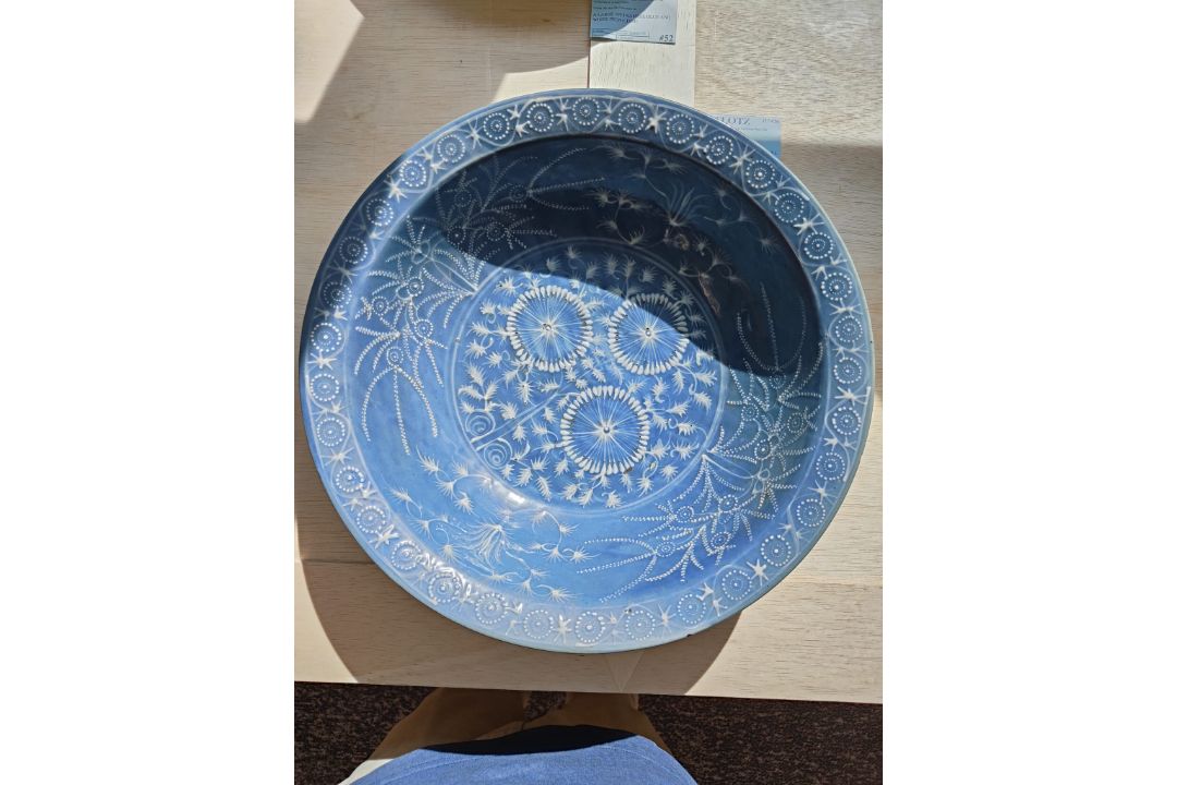 A LARGE SWATOW SLIP-DECORATED BLUE GROUND BOWL - Image 5 of 7
