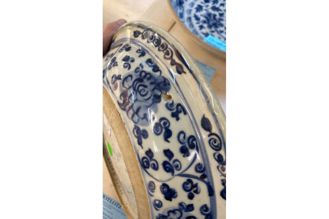 A BLUE AND WHITE PHOENIX DISH - Image 11 of 15