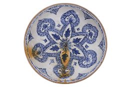 A LARGE VIETNAMESE BLUE AND WHITE DISH