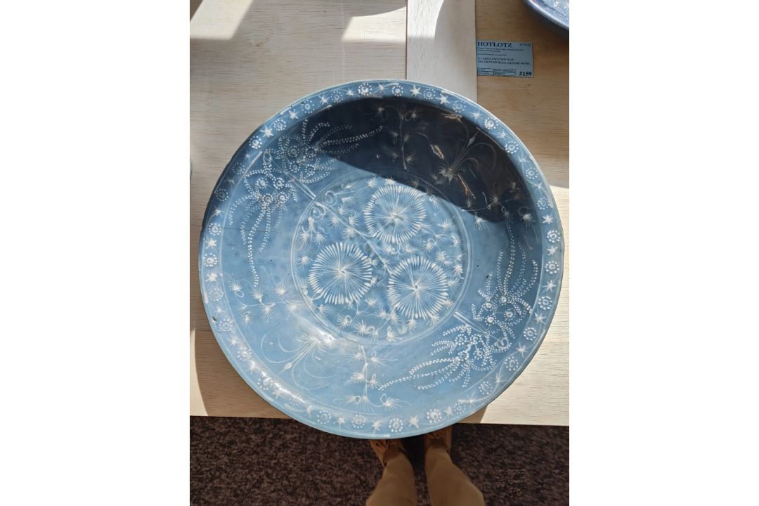 A LARGE SWATOW SLIP-DECORATED BLUE GROUND BOWL - Image 4 of 7