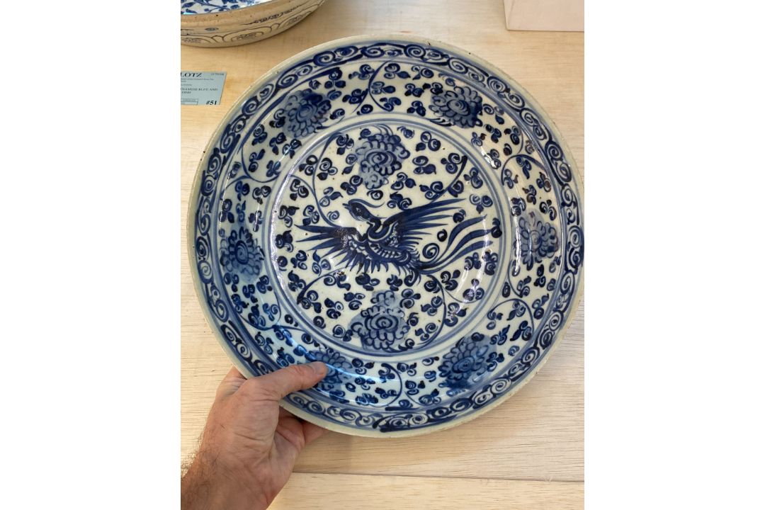 A BLUE AND WHITE PHOENIX DISH - Image 6 of 15
