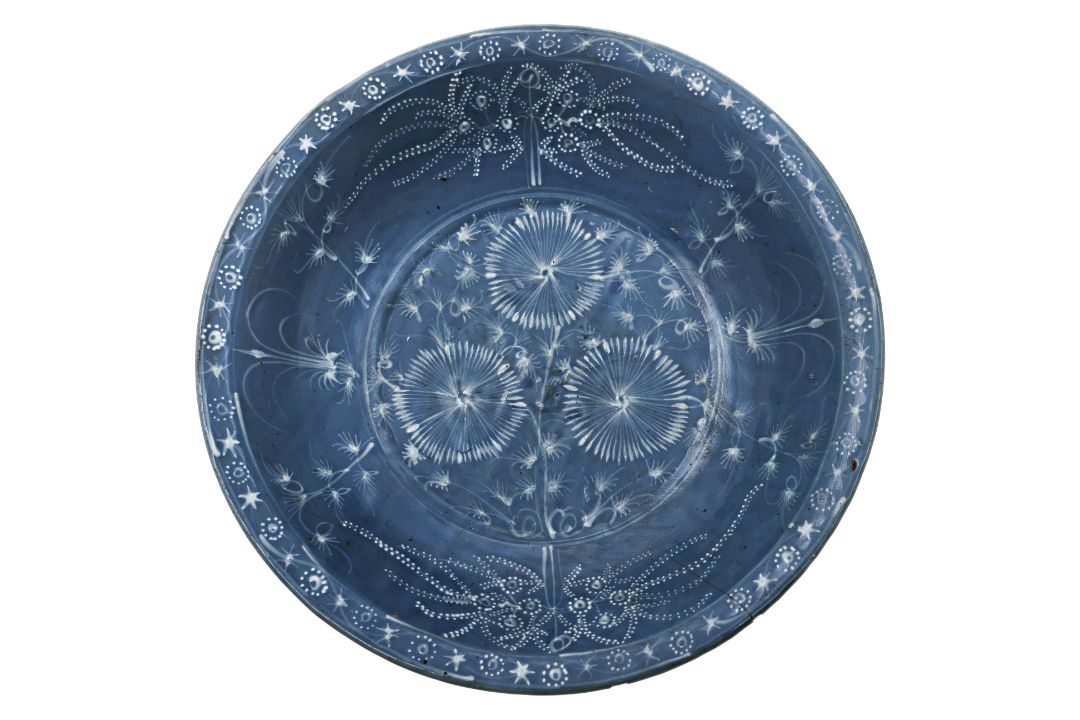 A LARGE SWATOW SLIP-DECORATED BLUE GROUND BOWL - Image 1 of 7