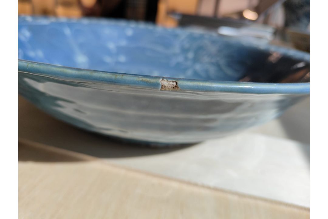 A LARGE SWATOW SLIP-DECORATED BLUE GROUND BOWL - Image 6 of 7