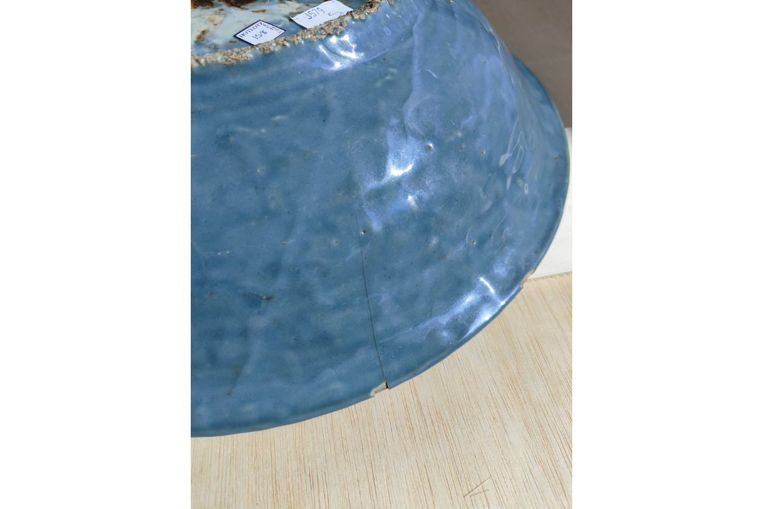 A LARGE SWATOW SLIP-DECORATED BLUE GROUND BOWL - Image 7 of 7