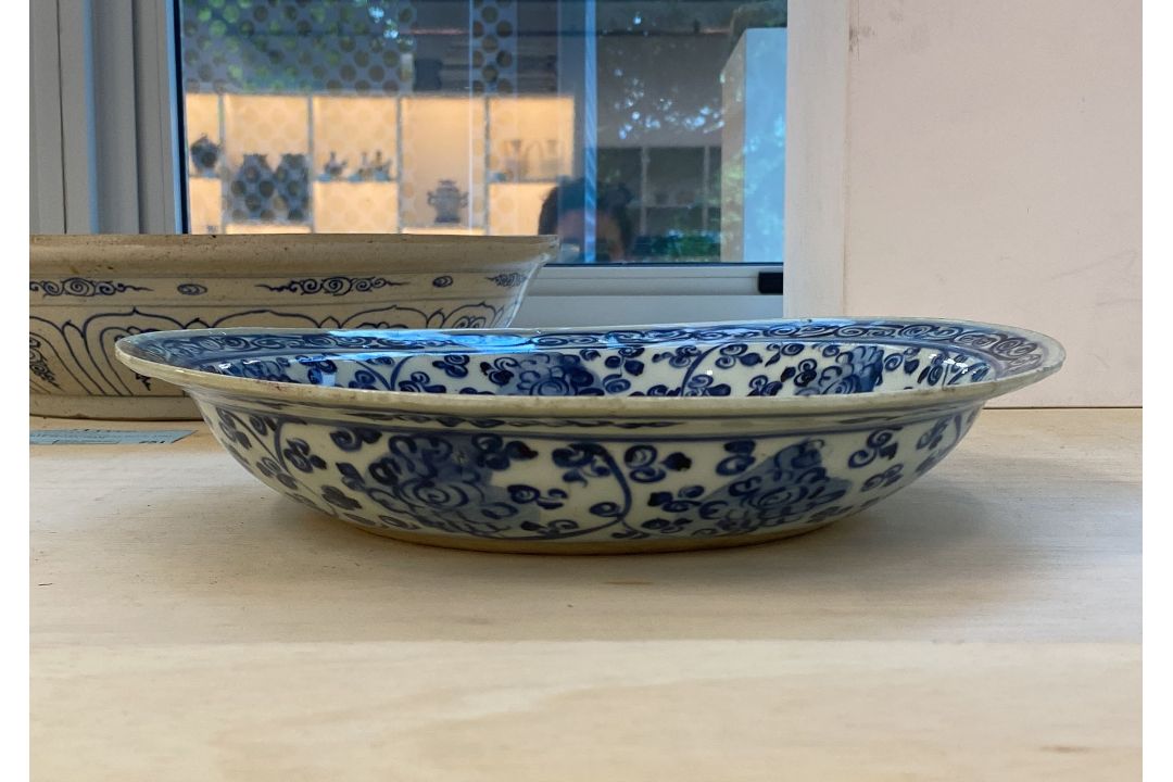 A BLUE AND WHITE PHOENIX DISH - Image 9 of 15