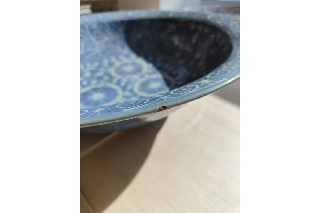 A LARGE SWATOW SLIP-DECORATED BLUE GROUND BOWL - Image 7 of 7