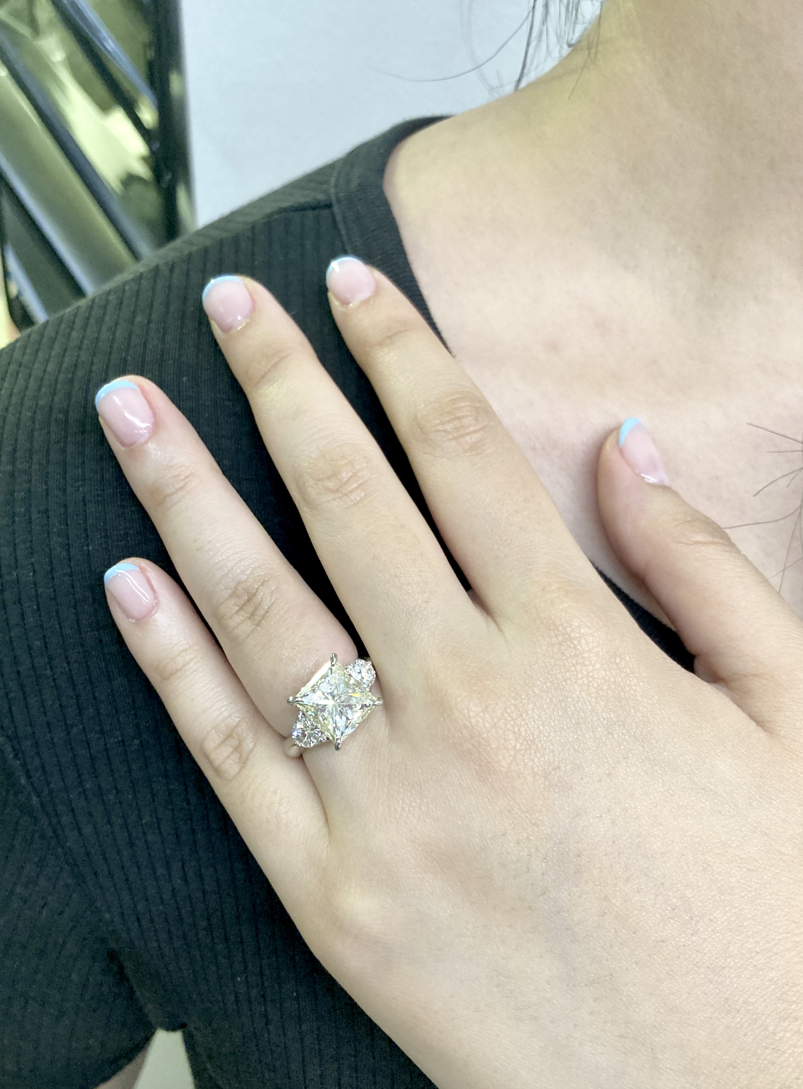 A LARGE DIAMOND THREE STONE RING - Image 5 of 5