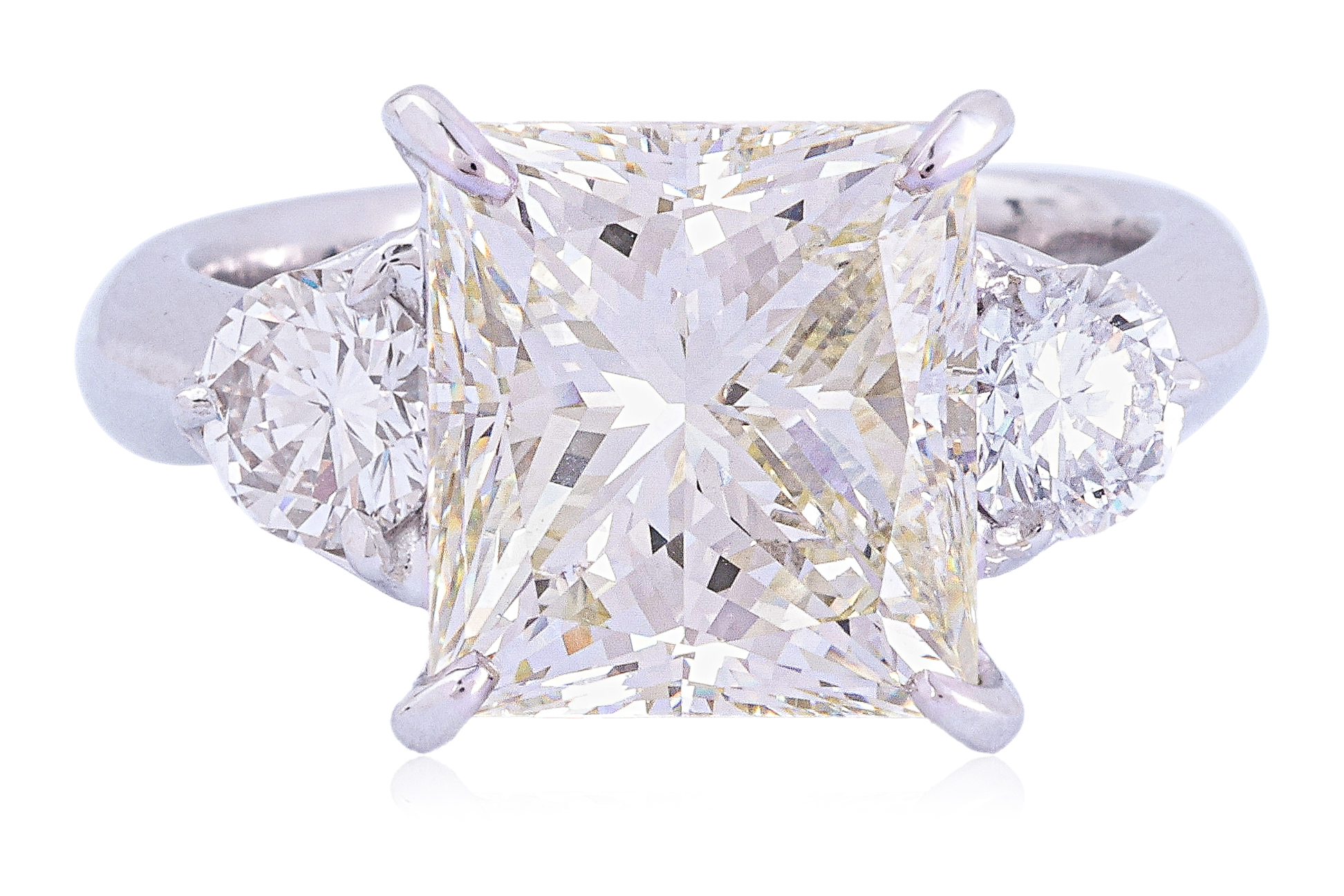 A LARGE DIAMOND THREE STONE RING - Image 2 of 5