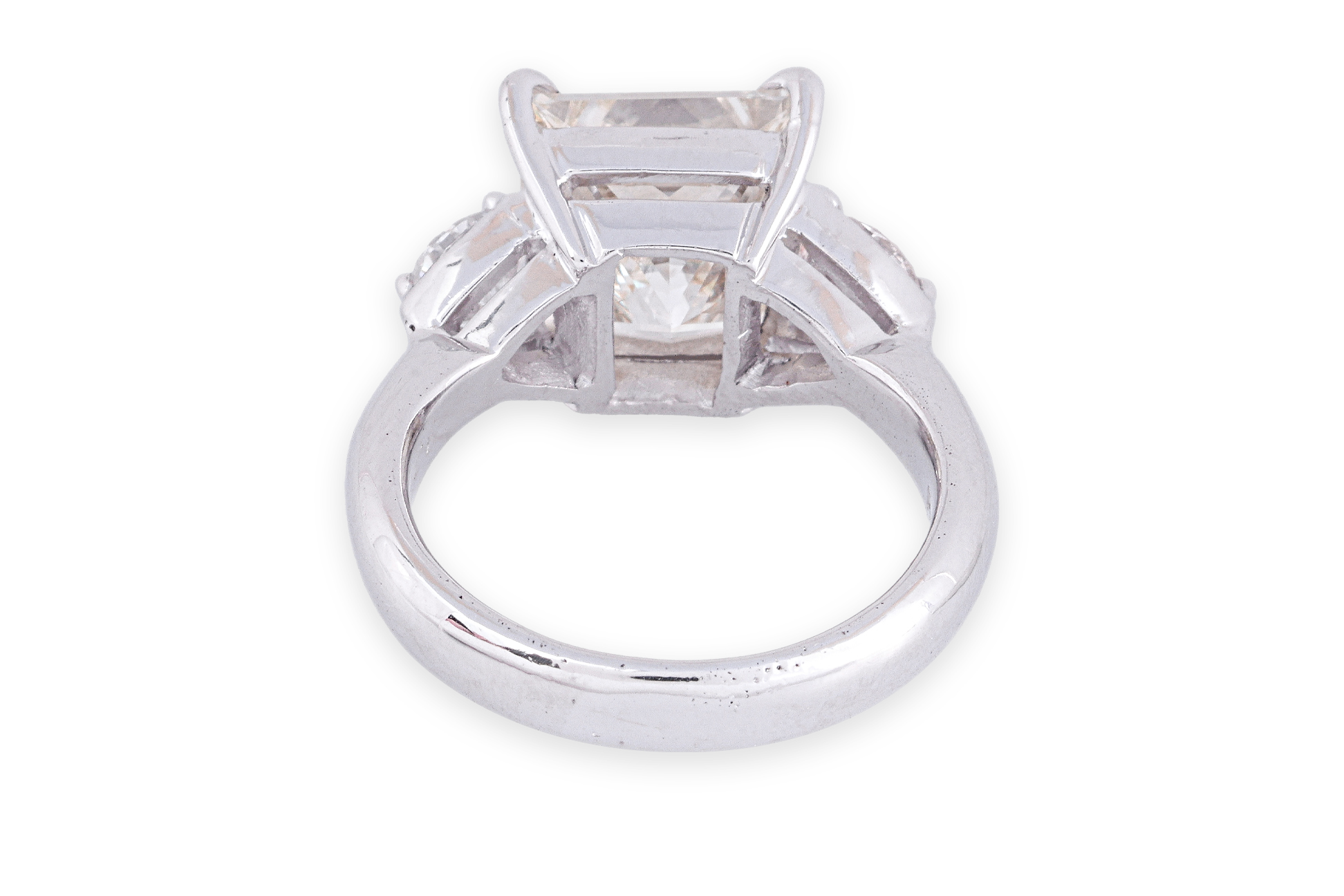 A LARGE DIAMOND THREE STONE RING - Image 3 of 5