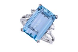 AN AQUAMARINE AND DIAMOND RING