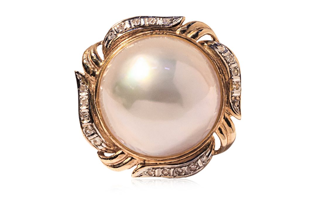 A MABE CULTURED PEARL AND DIAMOND RING - Image 2 of 5