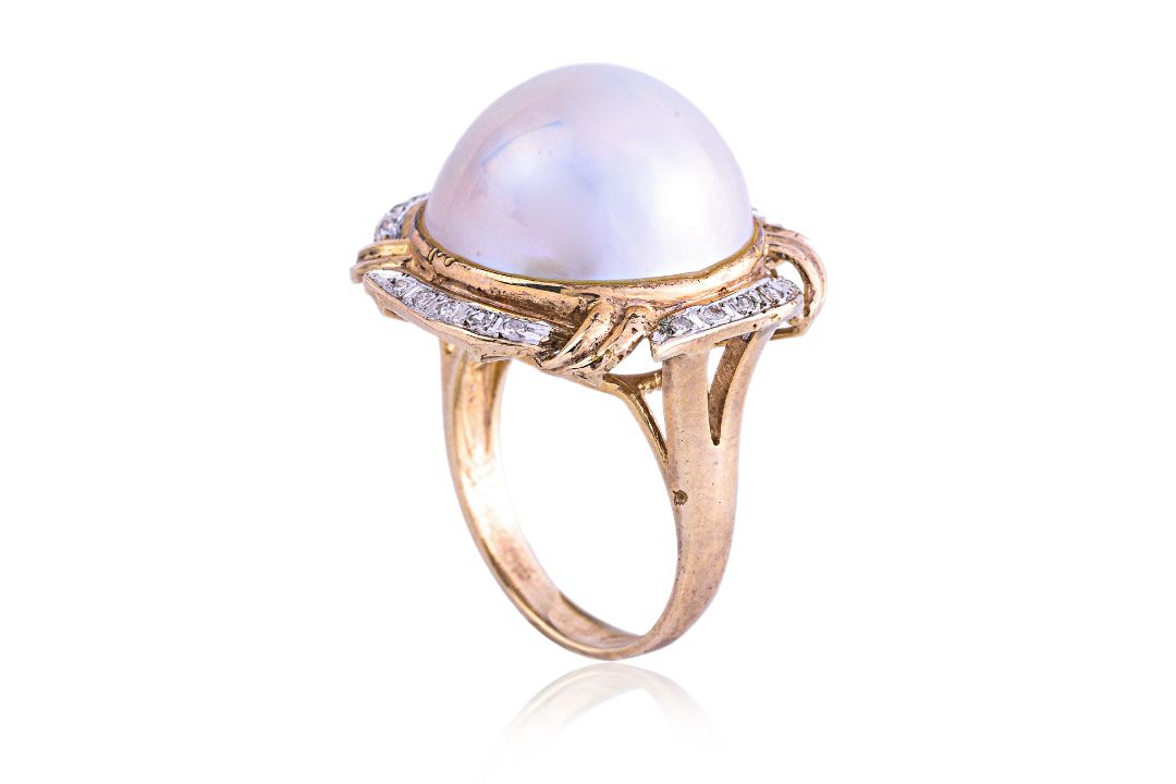 A MABE CULTURED PEARL AND DIAMOND RING - Image 3 of 5