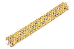A DIAMOND TEXTURED GOLD BRACELET