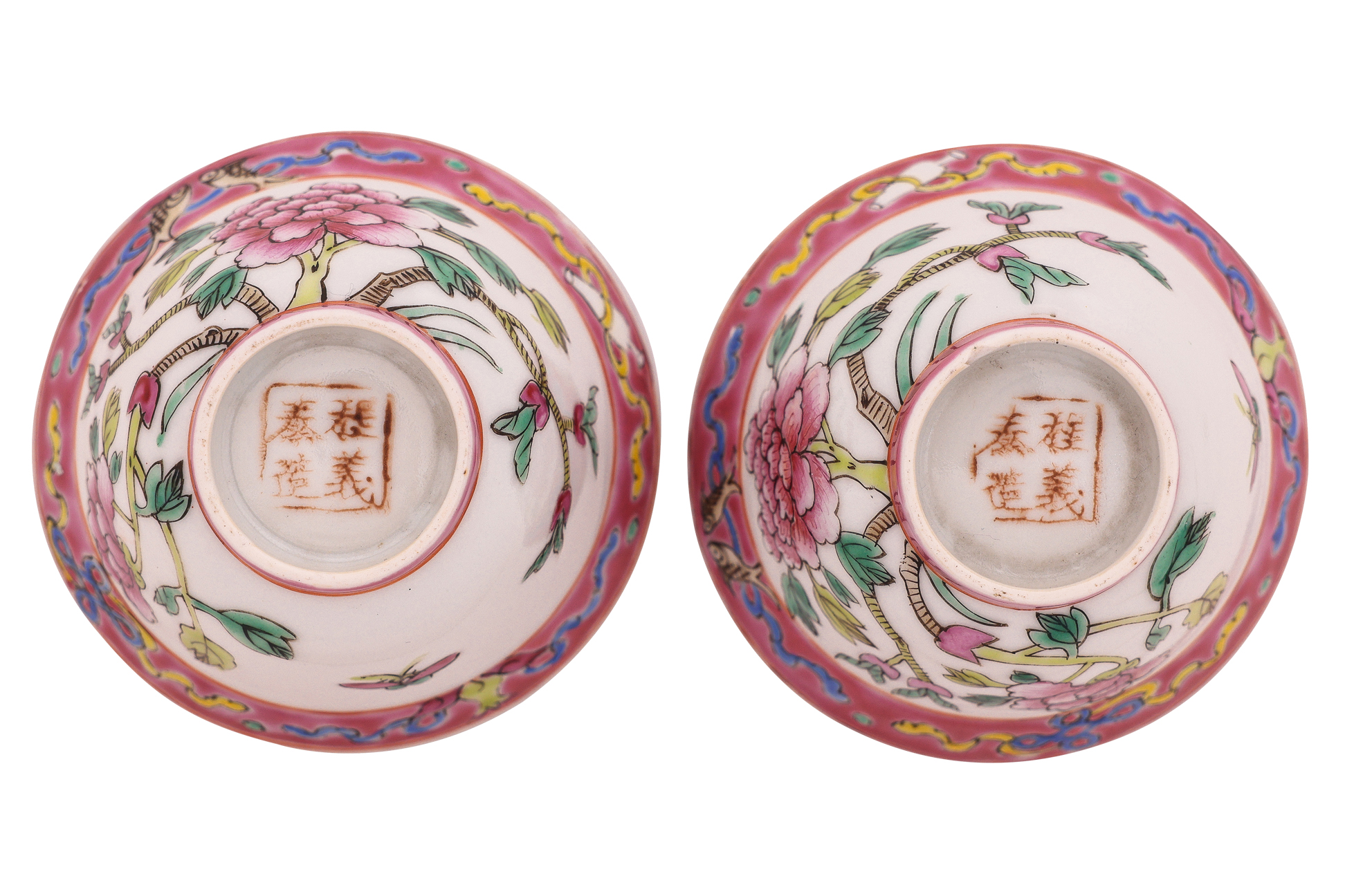 A PAIR OF FAMILLE ROSE TEA BOWLS - Image 4 of 4