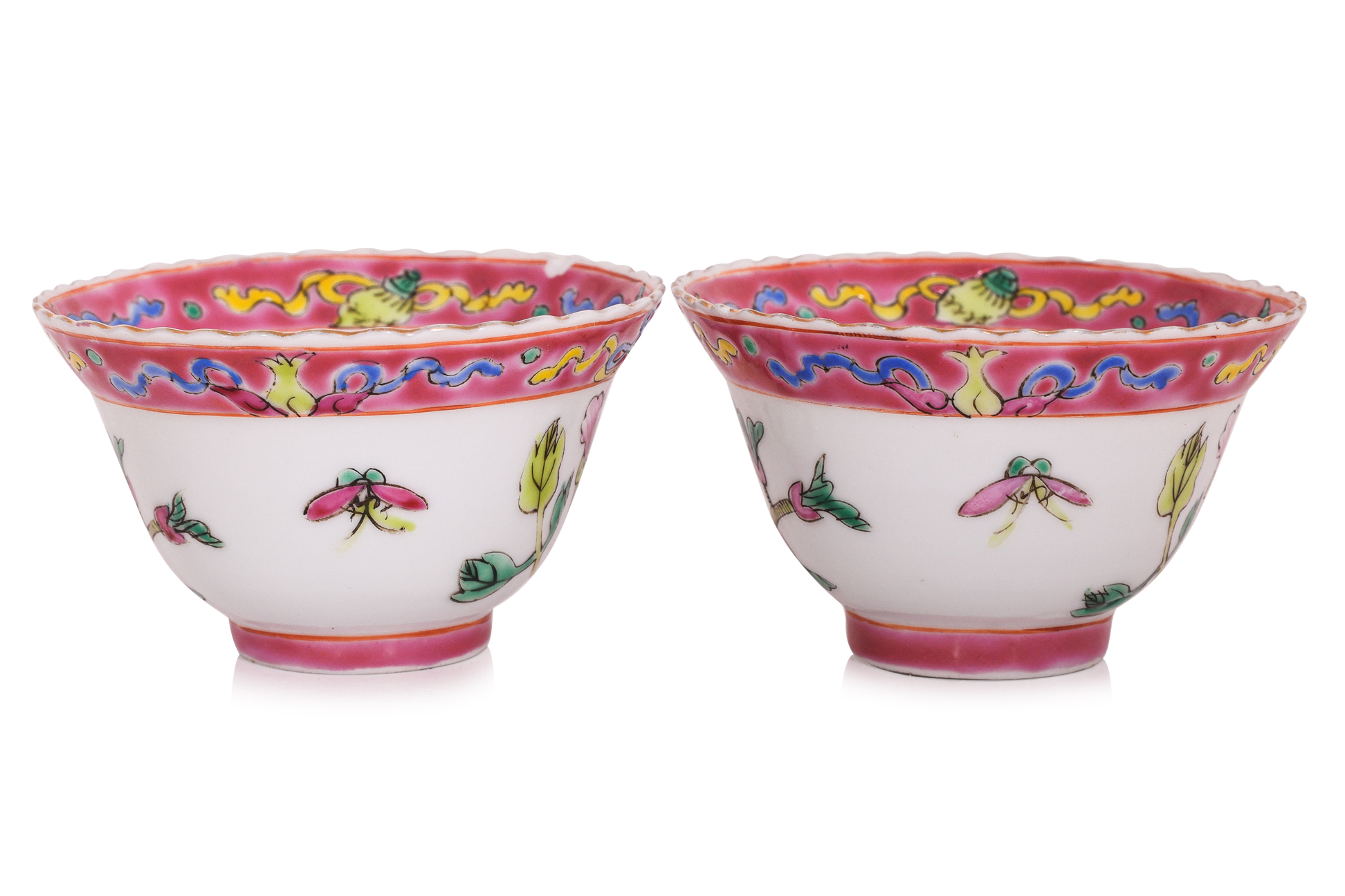 A PAIR OF FAMILLE ROSE TEA BOWLS - Image 2 of 4